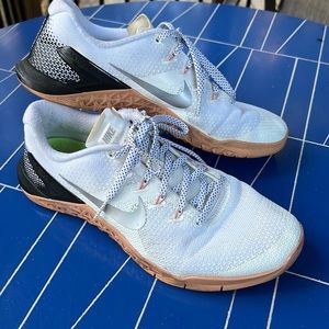 Women’s Nike Metcon 4 size 10 white pink and black